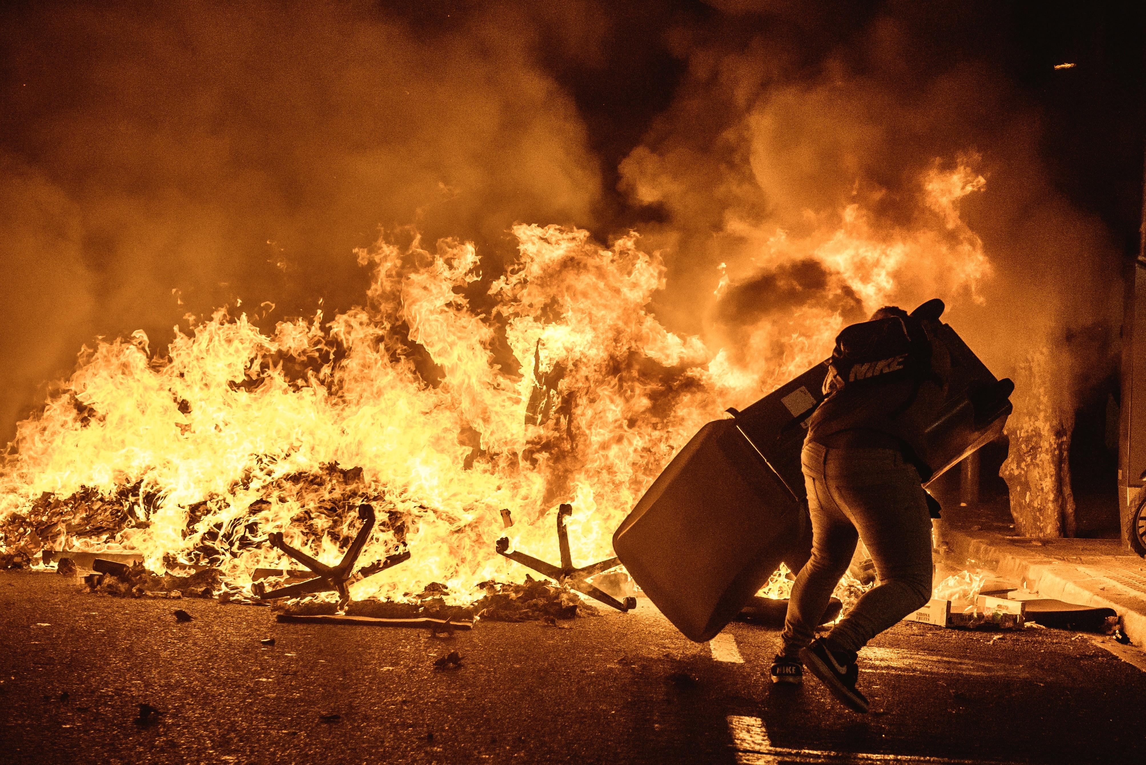 Aumenta la tensión: barricadas y batalla campal en las calles de Cataluña. EP