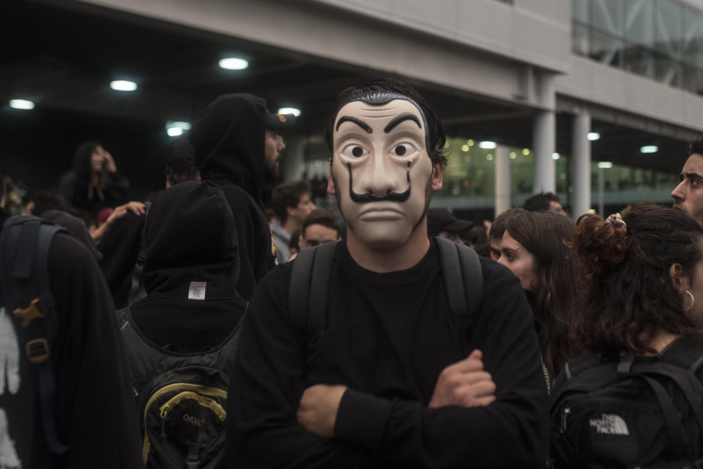 Un manifestante en Barcelona con la careta de Dalí que usan los protagonistas de La Casa de Papel