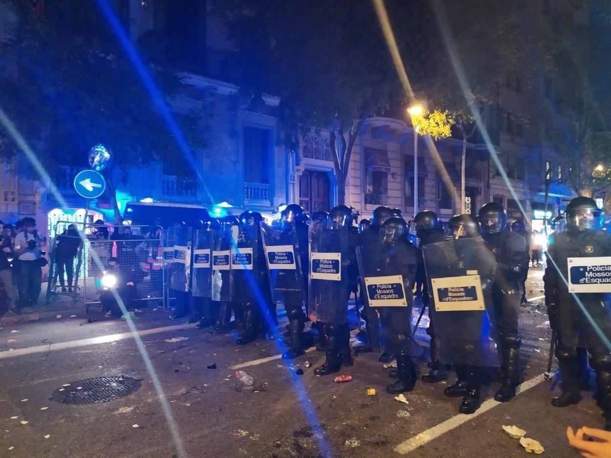 Mossos d'Esquadra alrededor de la Delegación del Gobierno en Barcelona tras una carga