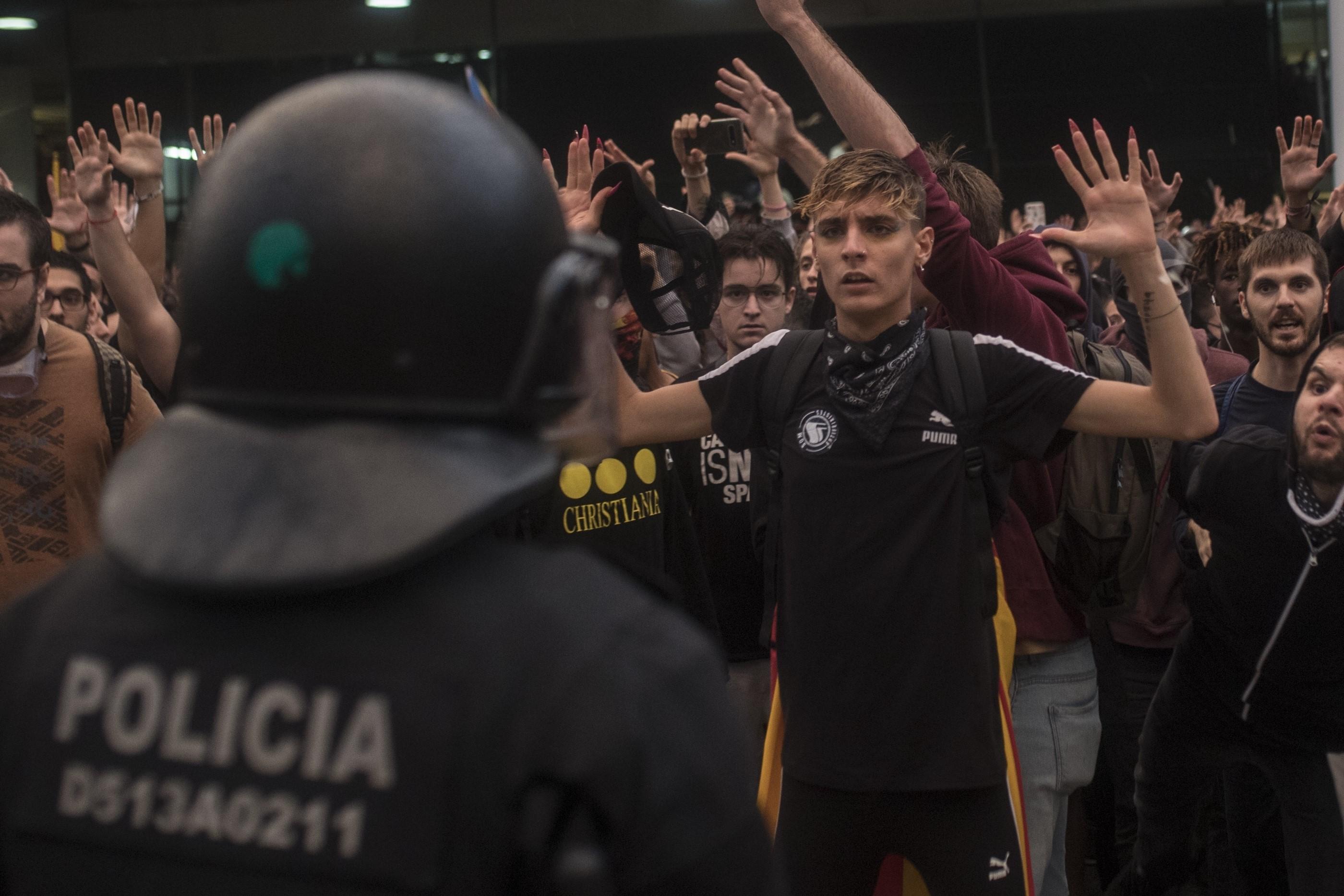 La Ley de Seguridad Nacional haría que los Mossos d'Esquadra fuesen controlados por el Gobierno. En la imagen una protesta en Barcelona por la sentencia del procés.
