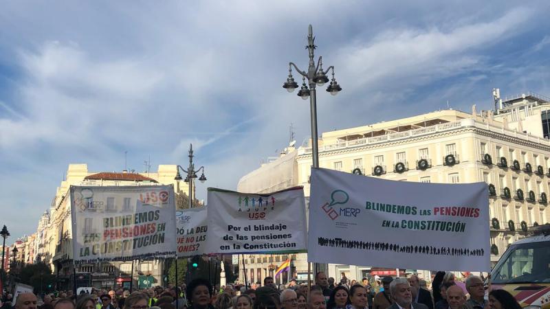 Cabecera de la Marcha de las Pensiones con el lema "Blindemos las pensiones en la Constitución"