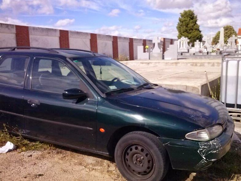 Los muertos en un pueblo madrileño 'conviven' con coches abandonados, contenedores, restos y plagas de insectos...
