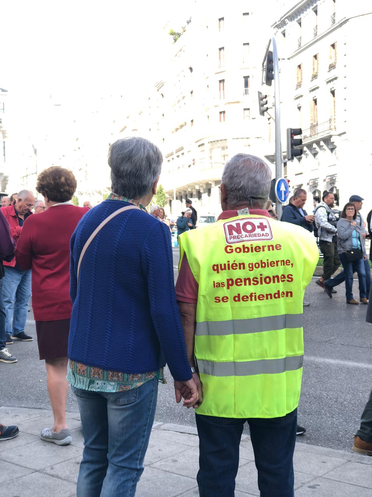 "Gobierne quien gobierne, las pensiones se defienden", es el lema que porta esta pareja que, cogida de la mano, asiste a la manifestación.