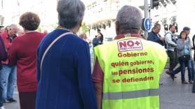 "Gobierne quien gobierne, las pensiones se defienden", es el lema que porta esta pareja que, cogida de la mano, asiste a la manifestación.