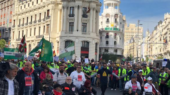 Un grupo de manifestantes en silla de ruedas, protegidos por un cordón humano