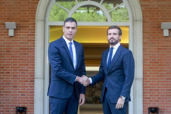 El presidente del Gobierno en funciones, Pedro Sánchez y el presidente del PP, Pablo Casado, posan juntos a las puerta de La Moncloa antes de su reunión, en Madrid (España), a 16 de octubre de 2019