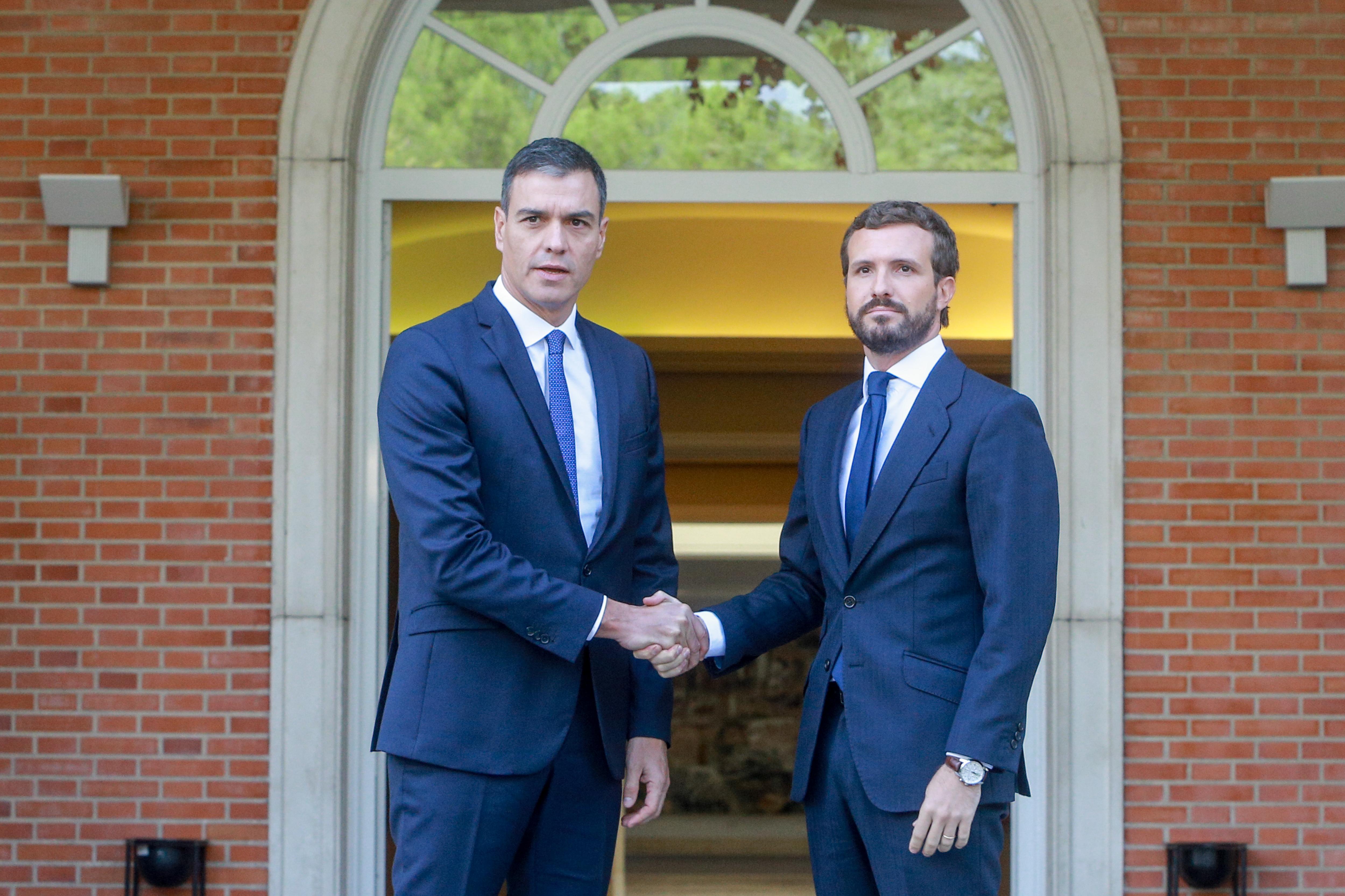 El presidente del Gobierno en funciones Pedro Sánchez y el presidente del PP  Pablo Casado en Moncloa. Europa Press.