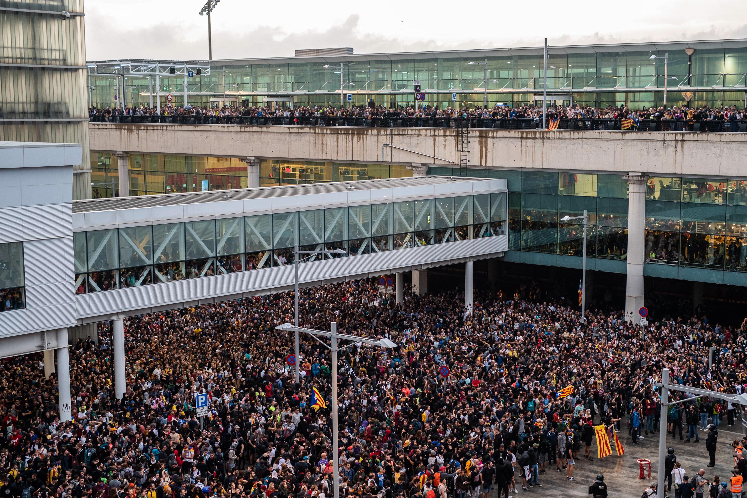 Una multitud se concentra en el Aeropuerto de Barcelona El Prat. EP