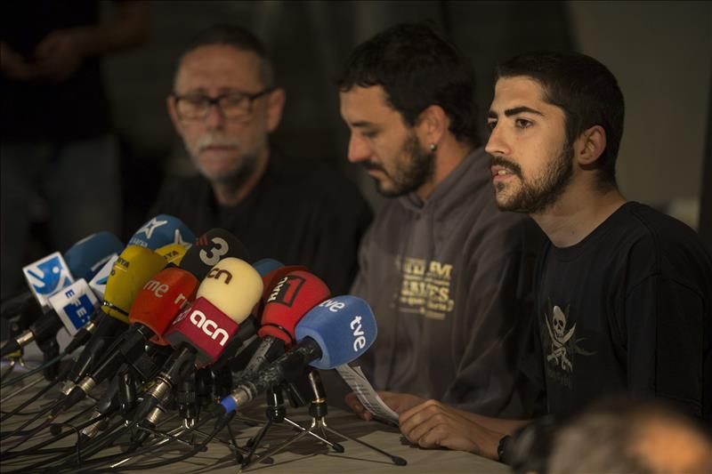 El Ayuntamiento de Barcelona paraliza el derribo del edificio ocupado y ofrece diálogo