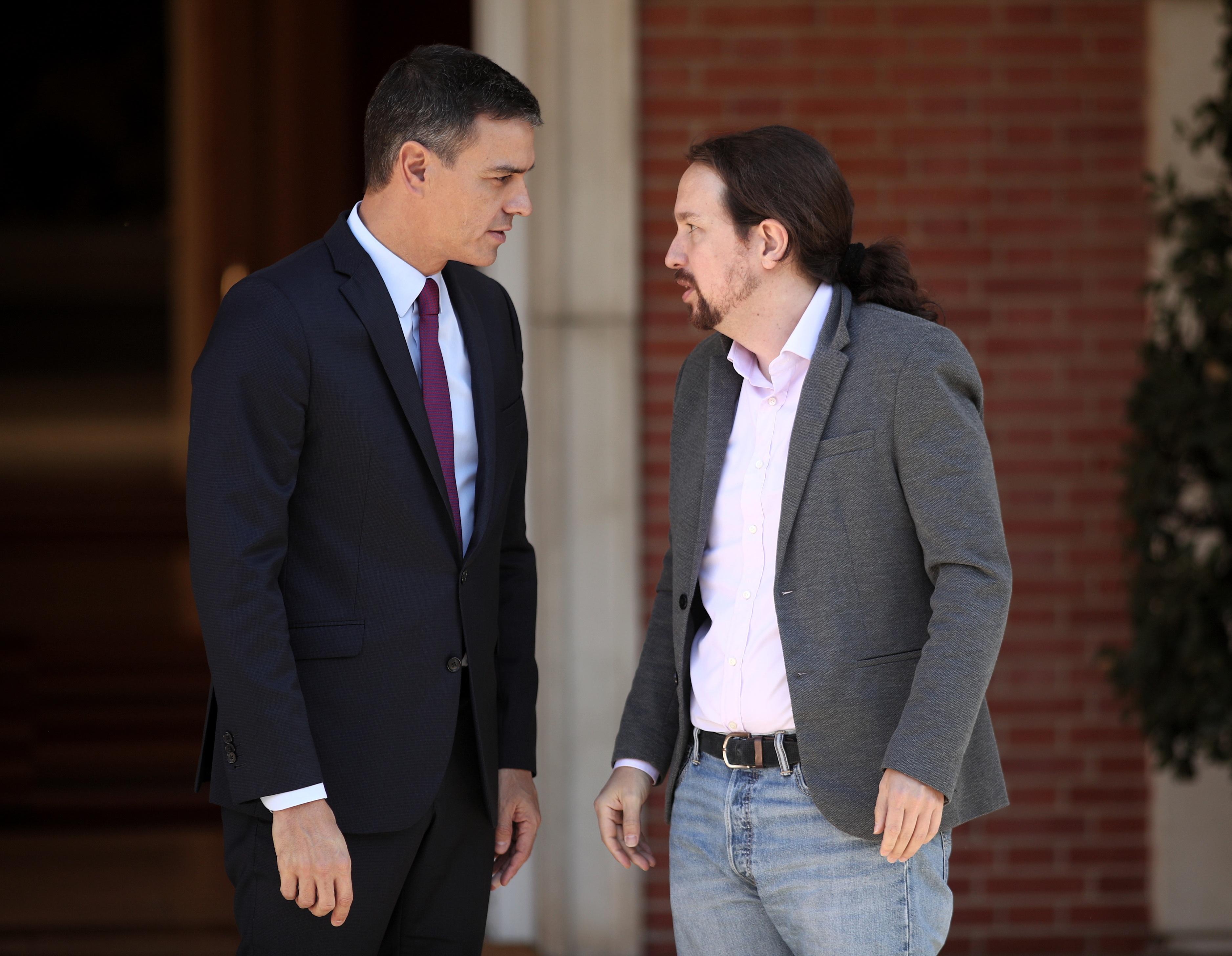 El presidente del Gobierno en funciones Pedro Sánchez y el secretario general de Podemos Pablo Iglesias momentos antes de su reunión en La Moncloa