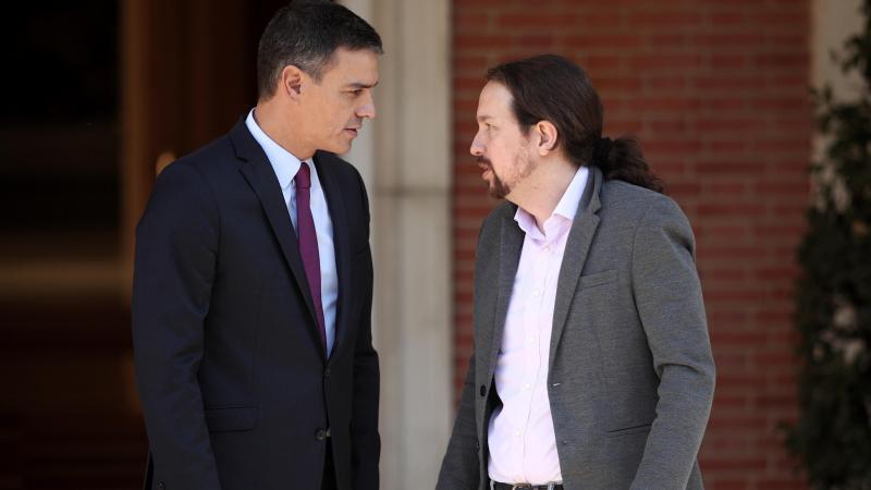 El presidente del Gobierno en funciones Pedro Sánchez y el secretario general de Podemos Pablo Iglesias momentos antes de su reunión en La Moncloa