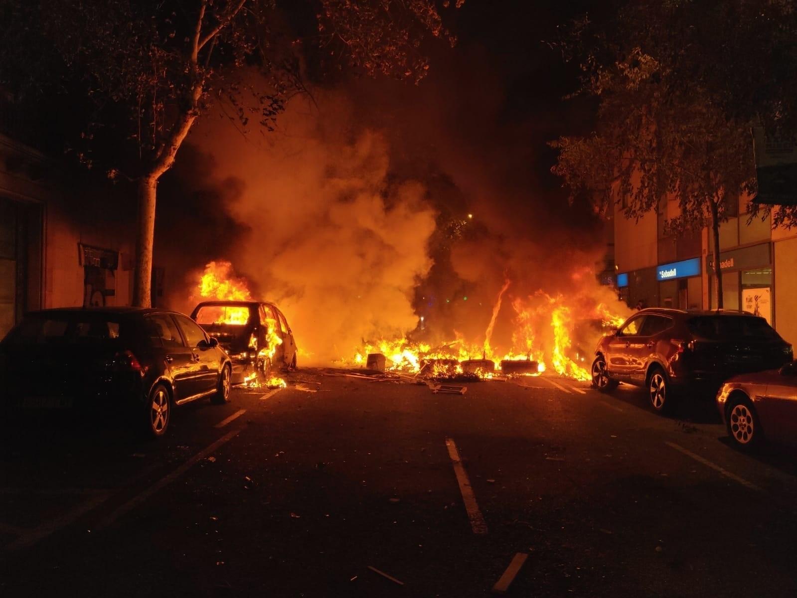  Los CDR incendian coches en Barcelona en protesta por la sentencia del 1 O