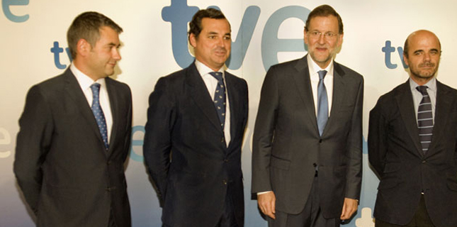 La RTVE "escorada a la izquierda" que ve 'ABC'... ¿esperan a Rajoy presentando el telediario y actuando en 'Cuéntame'?