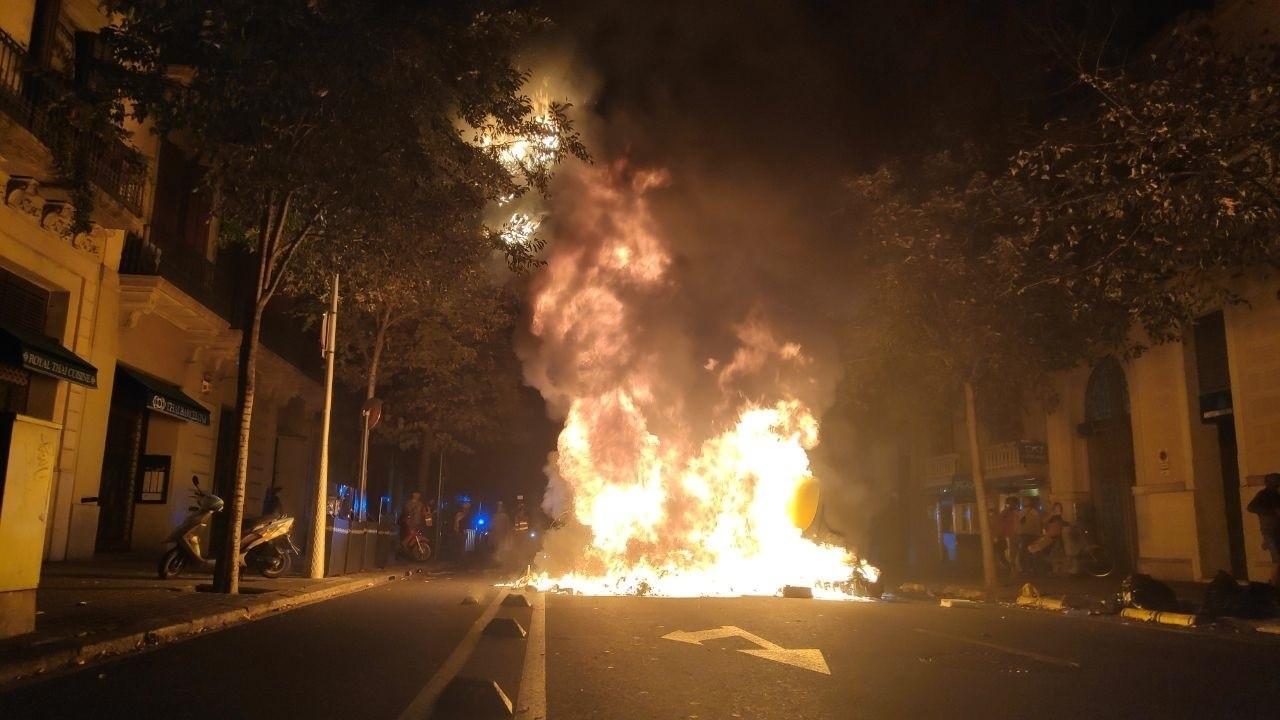 Hoguera en el centro de Barcelona durante los disturbios contra la sentencia del proceso independentista. EuropaPress