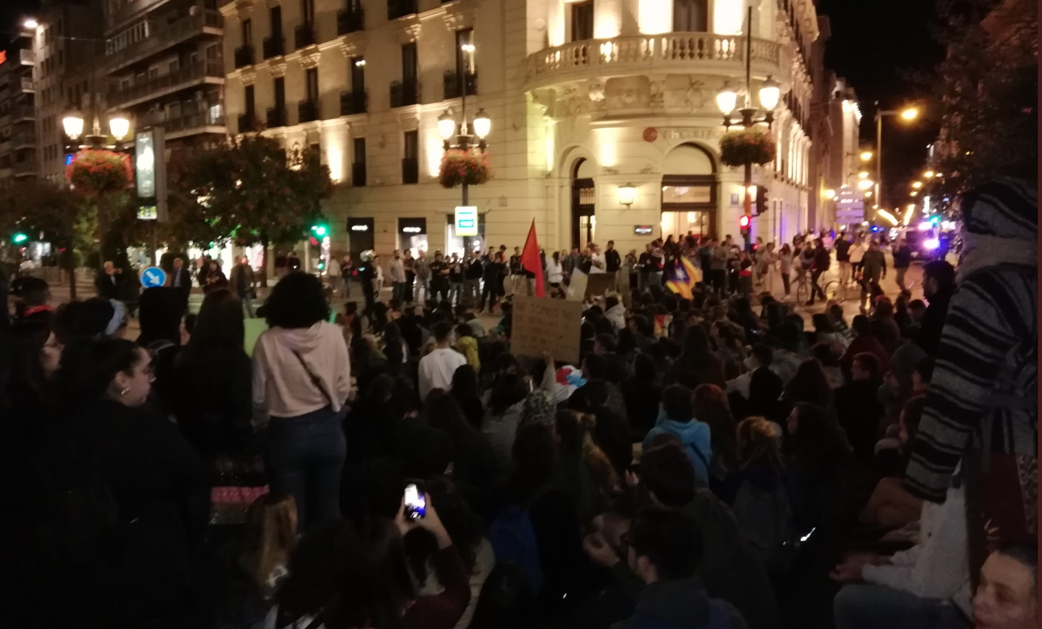 Cientos de andaluces salen en Granada en apoyo a los independentistas. Twitter