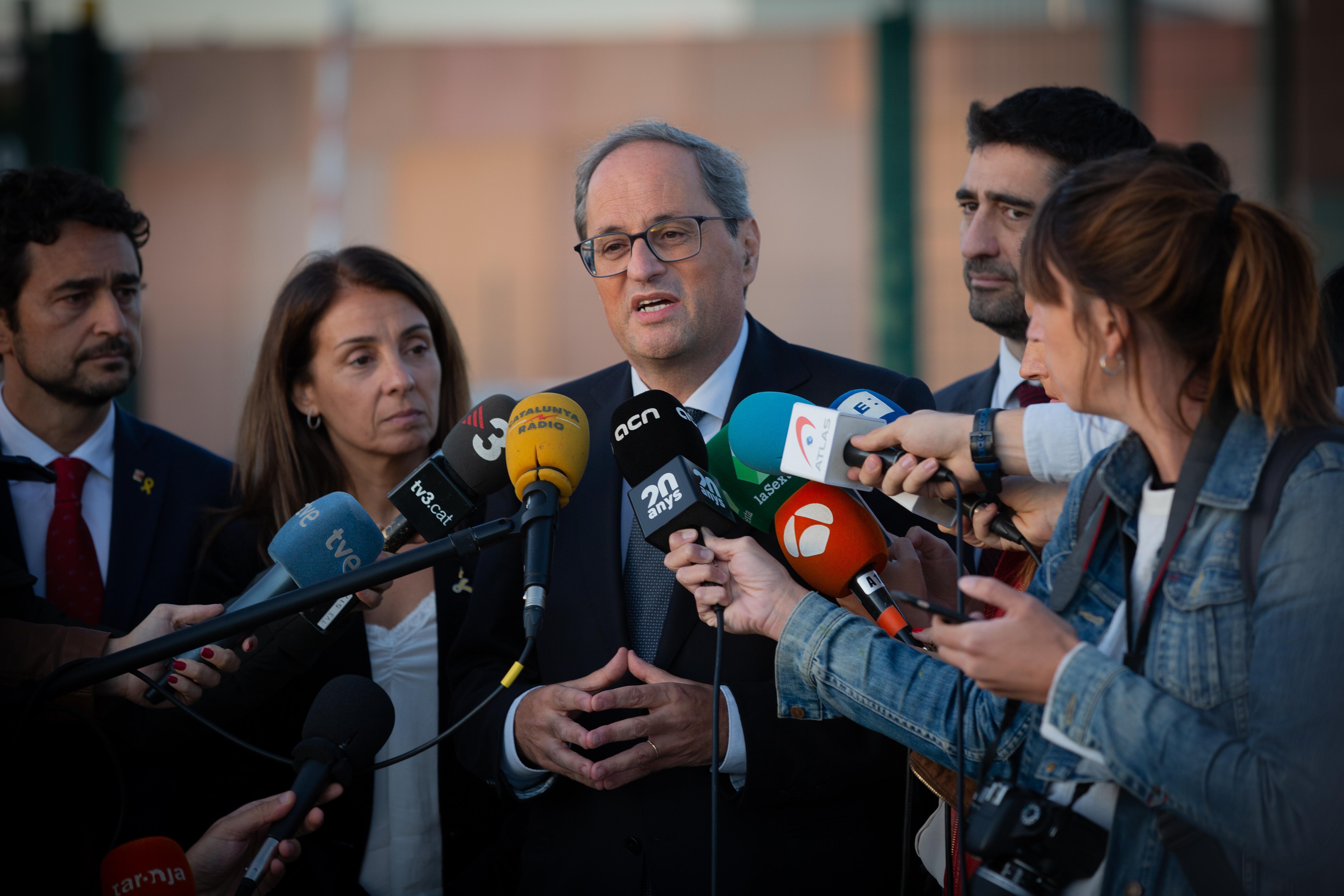 El presidente de la Generalitat, Quim Torra, atiende a los medios de comunicación en el Centro Penitenciario Lledoners tras su visita a los líderes independentistas.