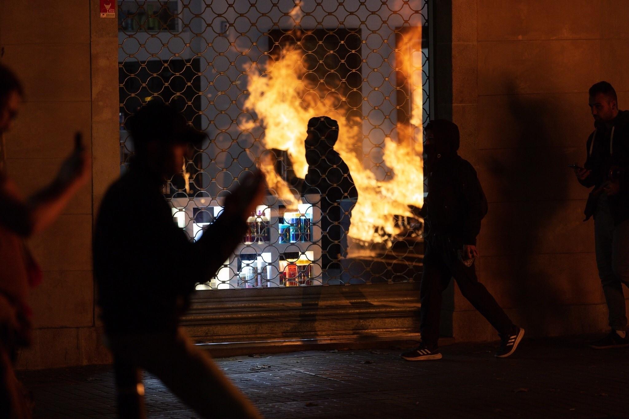Disturbios en Barcelona durante la tercera noche de protestas contra la sentencia del proceso independentista