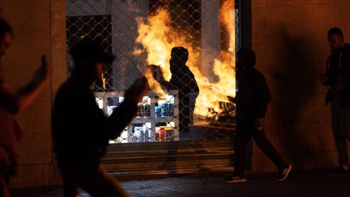 Tensión en Cataluña: peleas entre independentistas y radicales de extrema derecha