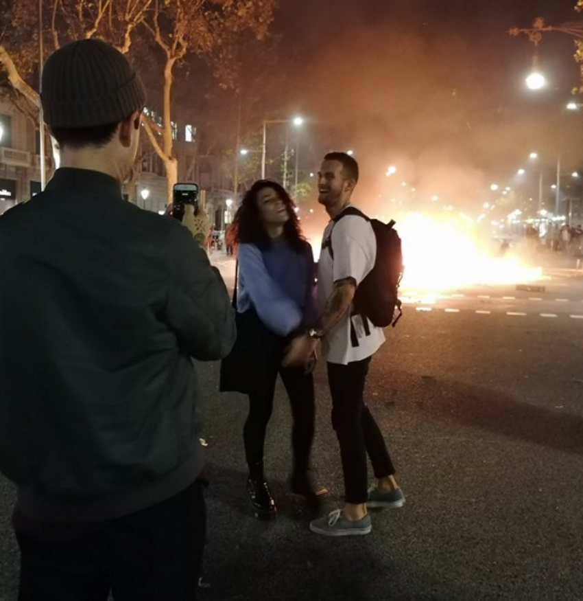 Imagen de una pareja junto a las llamas