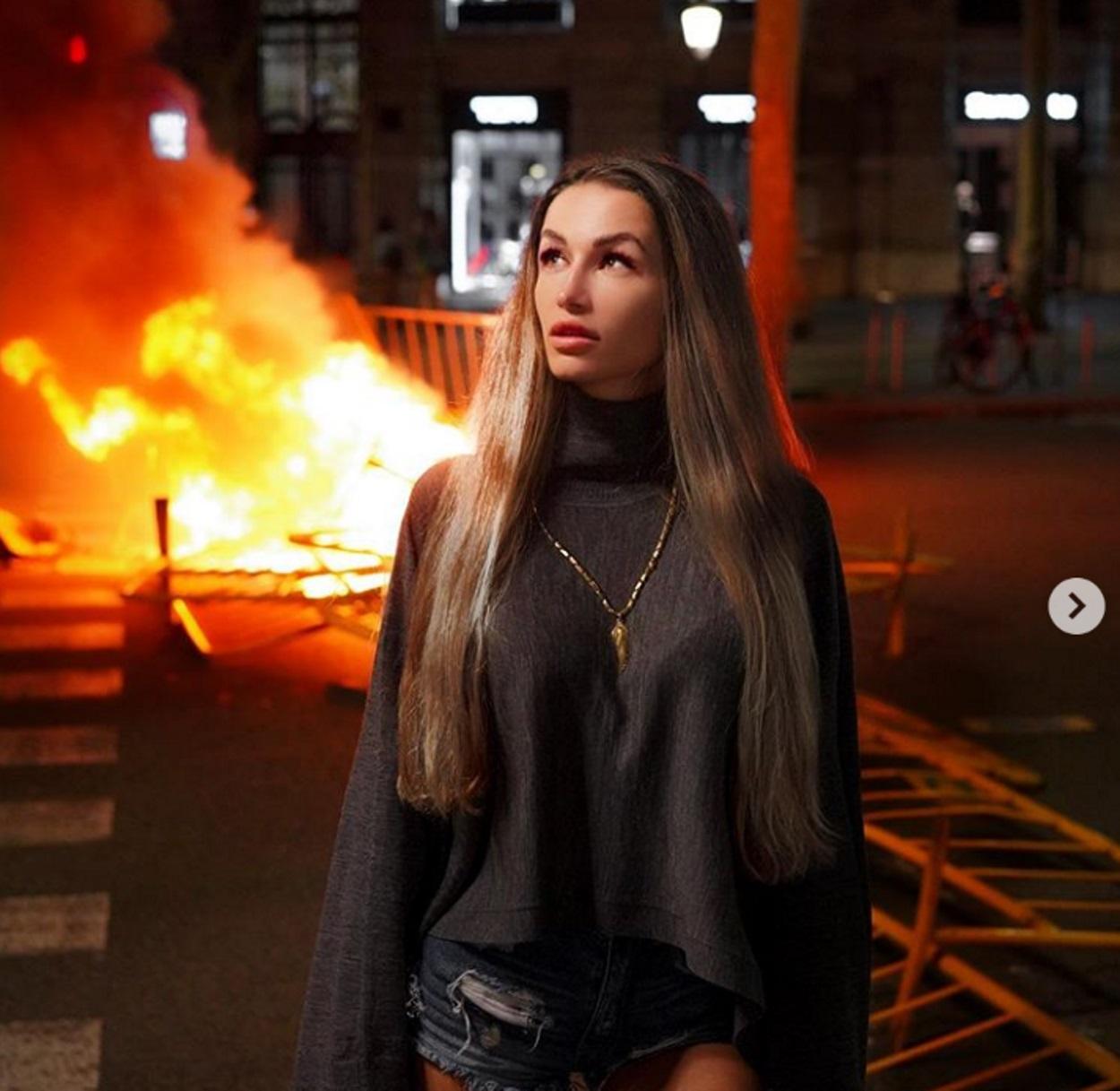 Una instagrame aprovecha las llamas en Cataluña para hacerse una fotografía