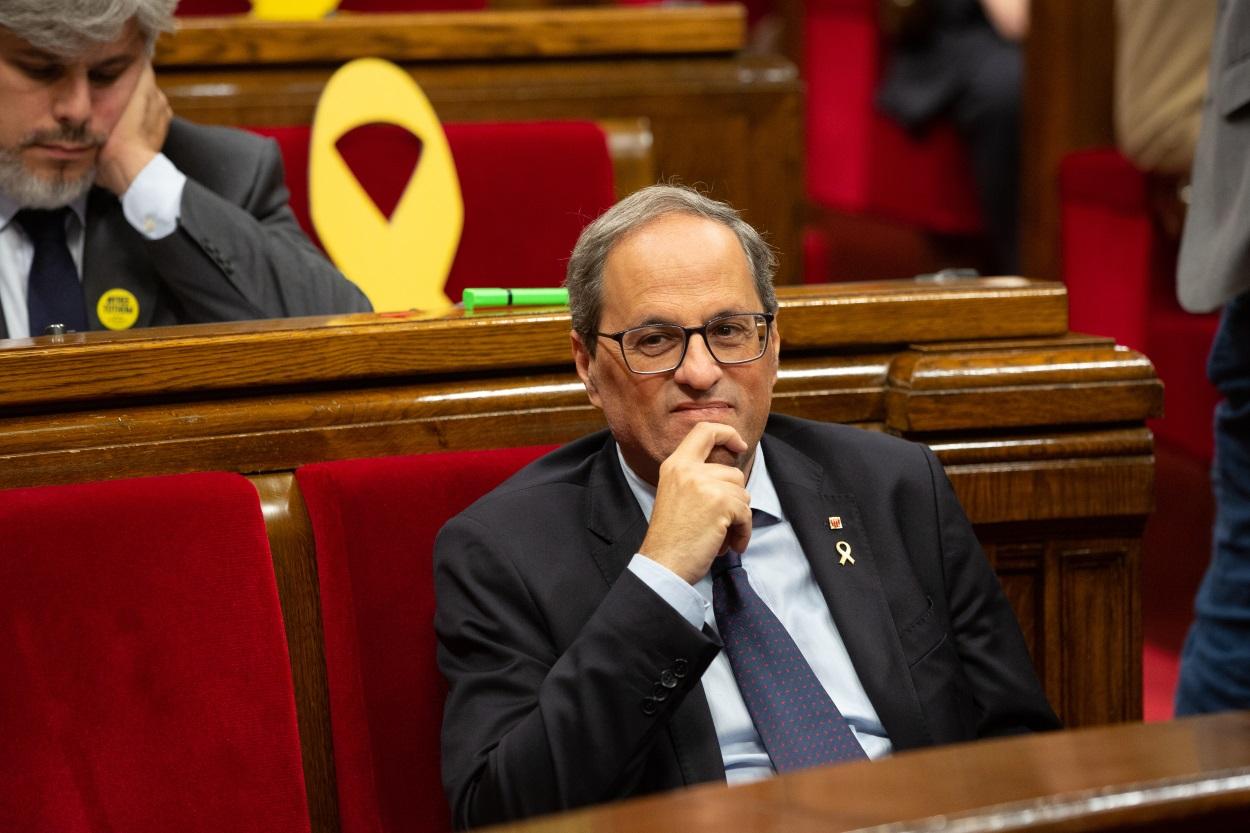 El president de la Generalitat de Catalunya, Quim Torra, sentado en su escaño durante la sesión plenaria celebrada en el Parlament tres días después de conocerse la sentencia del 'procés'