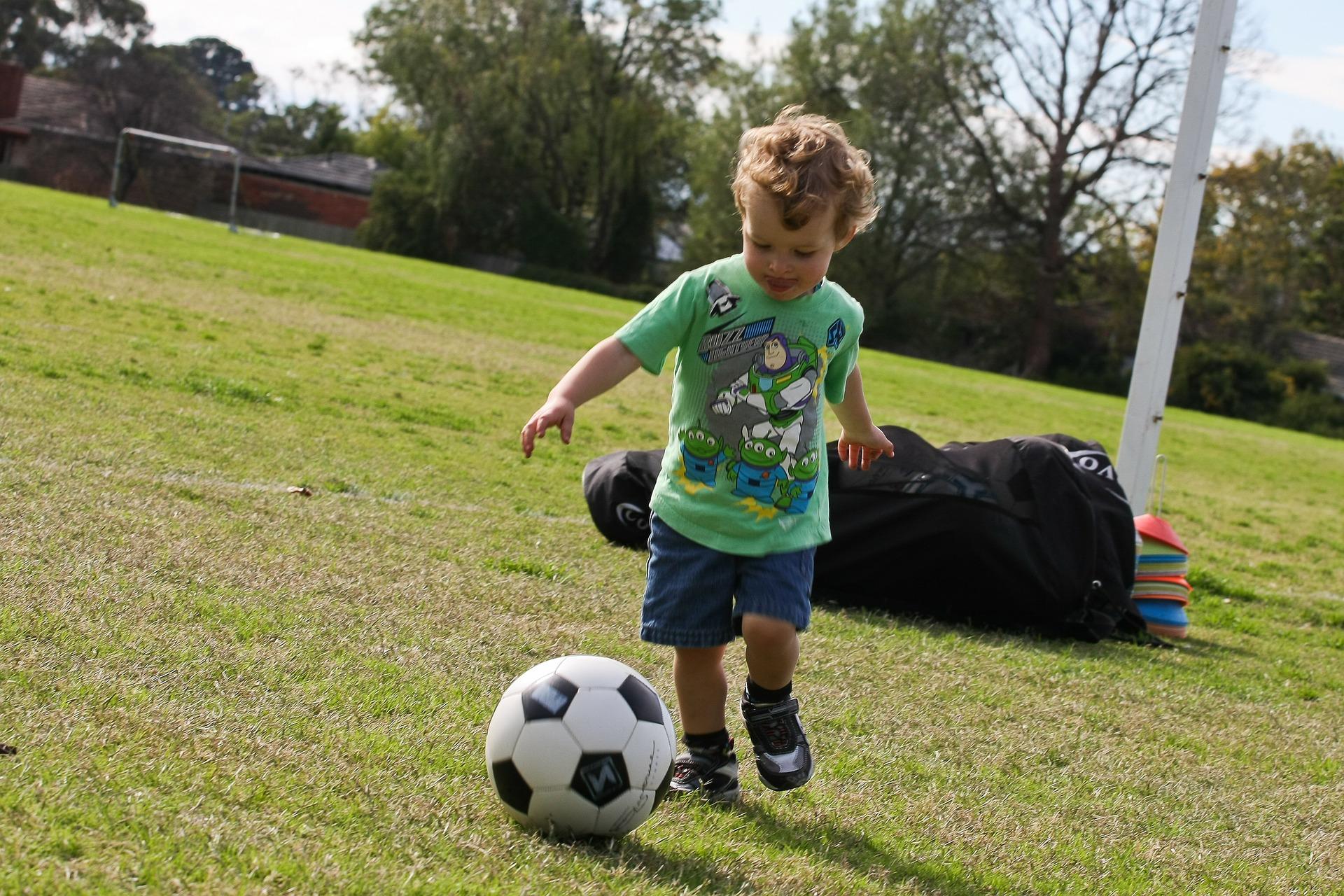 Niño jugando al fútbol. Pixabay