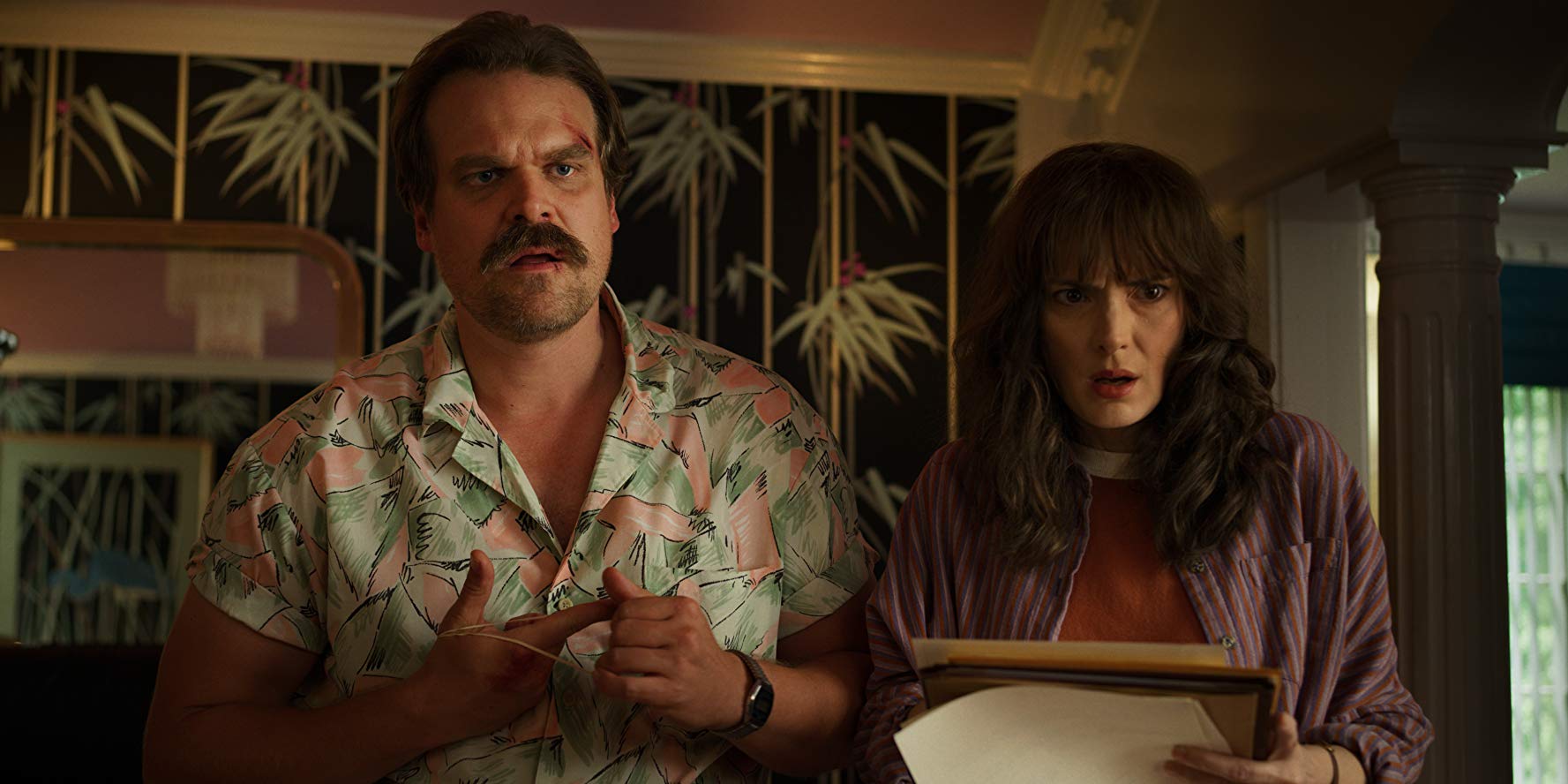 Jim Hopper y Joyce Byers en la tercera temporada de 'Stranger Things'. IMDb