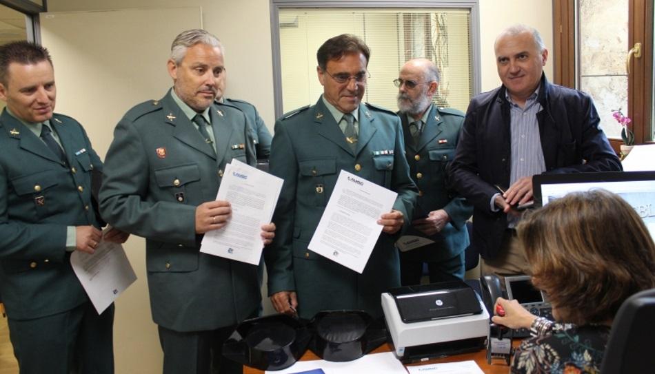 El secretario general de AUGC (d), Alberto Moya, y otros guardias civiles en la oficina del Defensor del Pueblo. Fuente AUGC