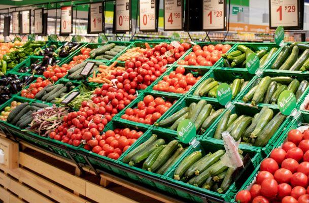 Productos agrícolas en un supermercado