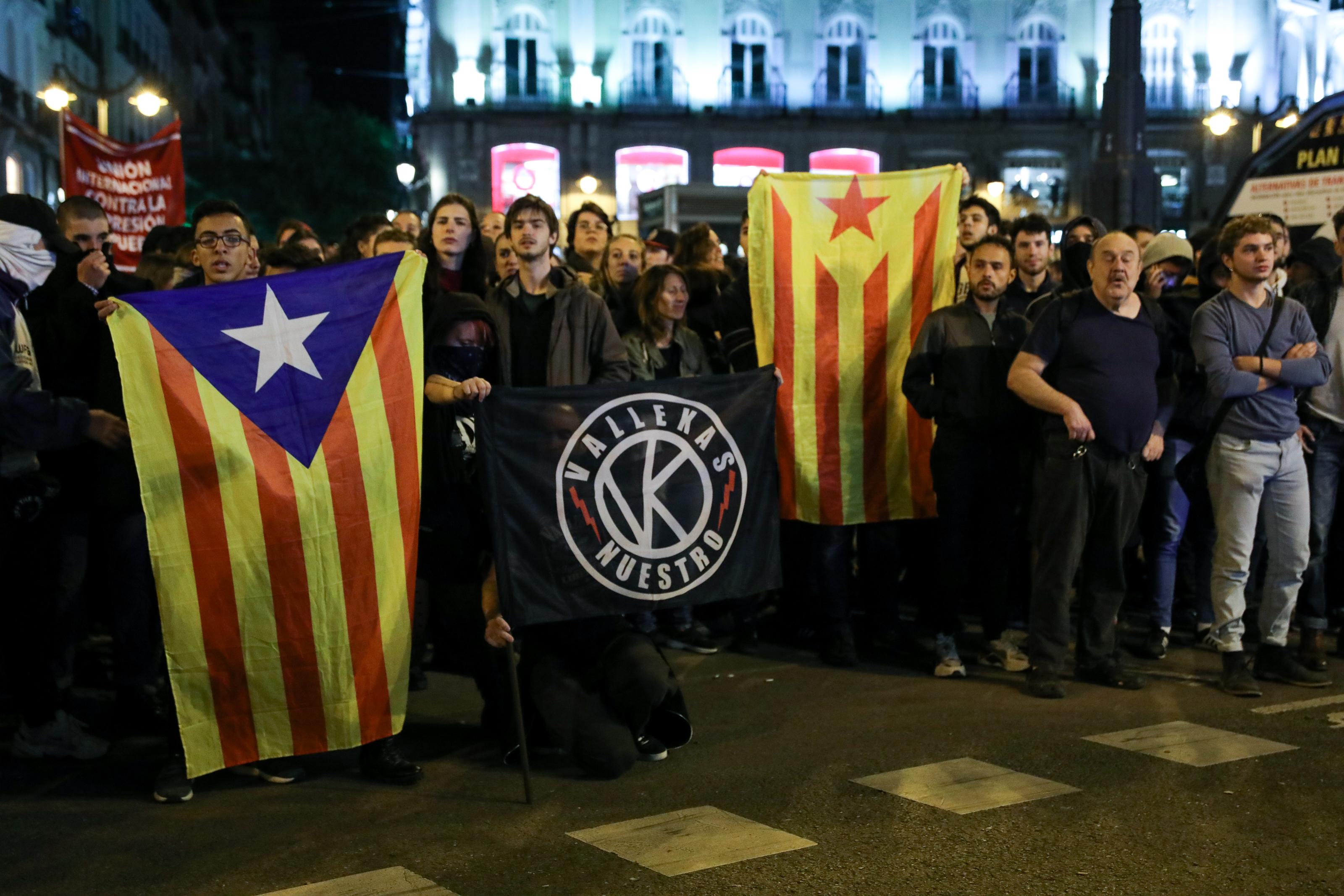 Concentración con banderas de la estelada en solidaridad con los presos del 'procés' en la Puerta del Sol de Madrid%0a (España) a 16 de octubre de 2019  (1)