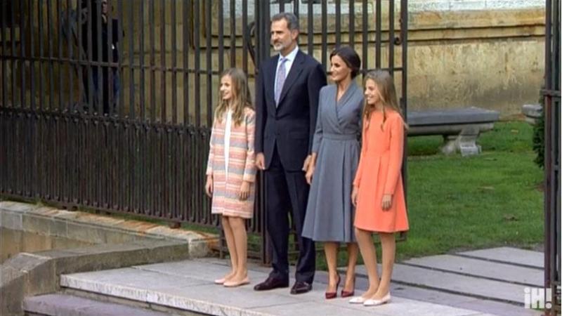 La familia real posa para los medios en su llegada a las puertas de la Catedral. Youtube