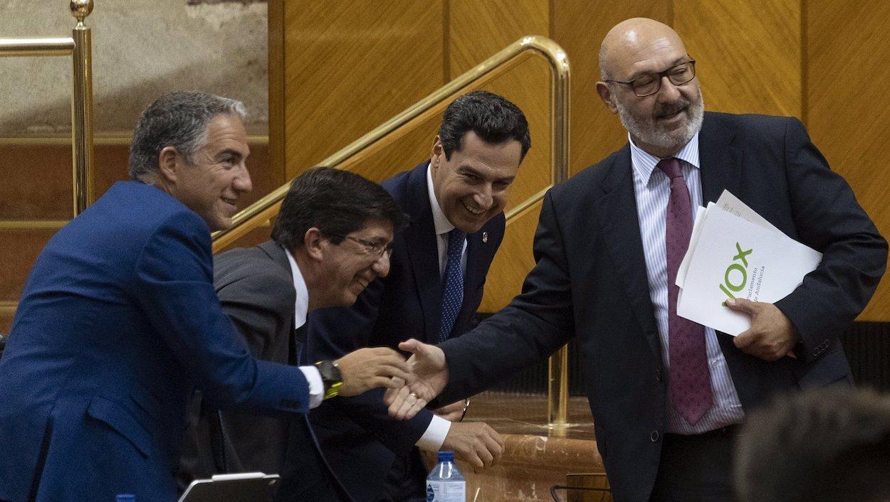 El presidente y dos de sus consejeros agradeciendo al portavoz de Vox el pacto presupuestario de junio. PACO PUENTES