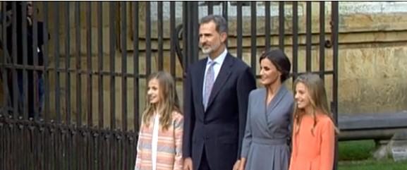 La familia Real en su llegada a Oviedo posando para los medios. Youtube