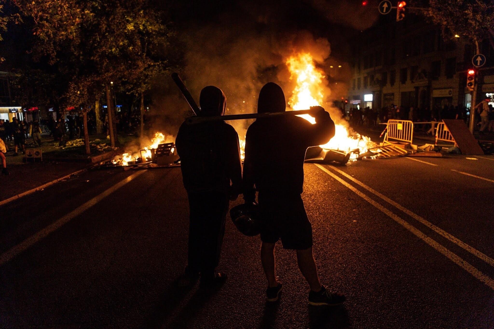 Y ahora está pasando? - Página 28 Europapress-2429925-los-manifestantes-contra-la-sentencia-del-1-o-toman-la-avenida-diagonal-con-calle-marina-de-barcelona