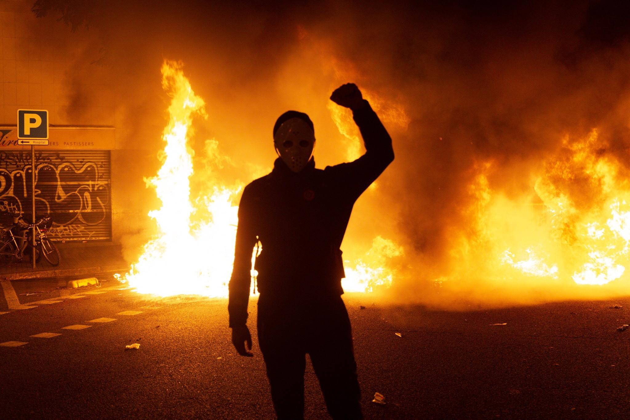 Un participante en la manifestación en la calle Roger de Flor en Barcelona (Cataluña España) a 16 de octubre de 2019 