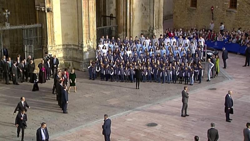 El coro preparado para cantar el himno de Asturias
