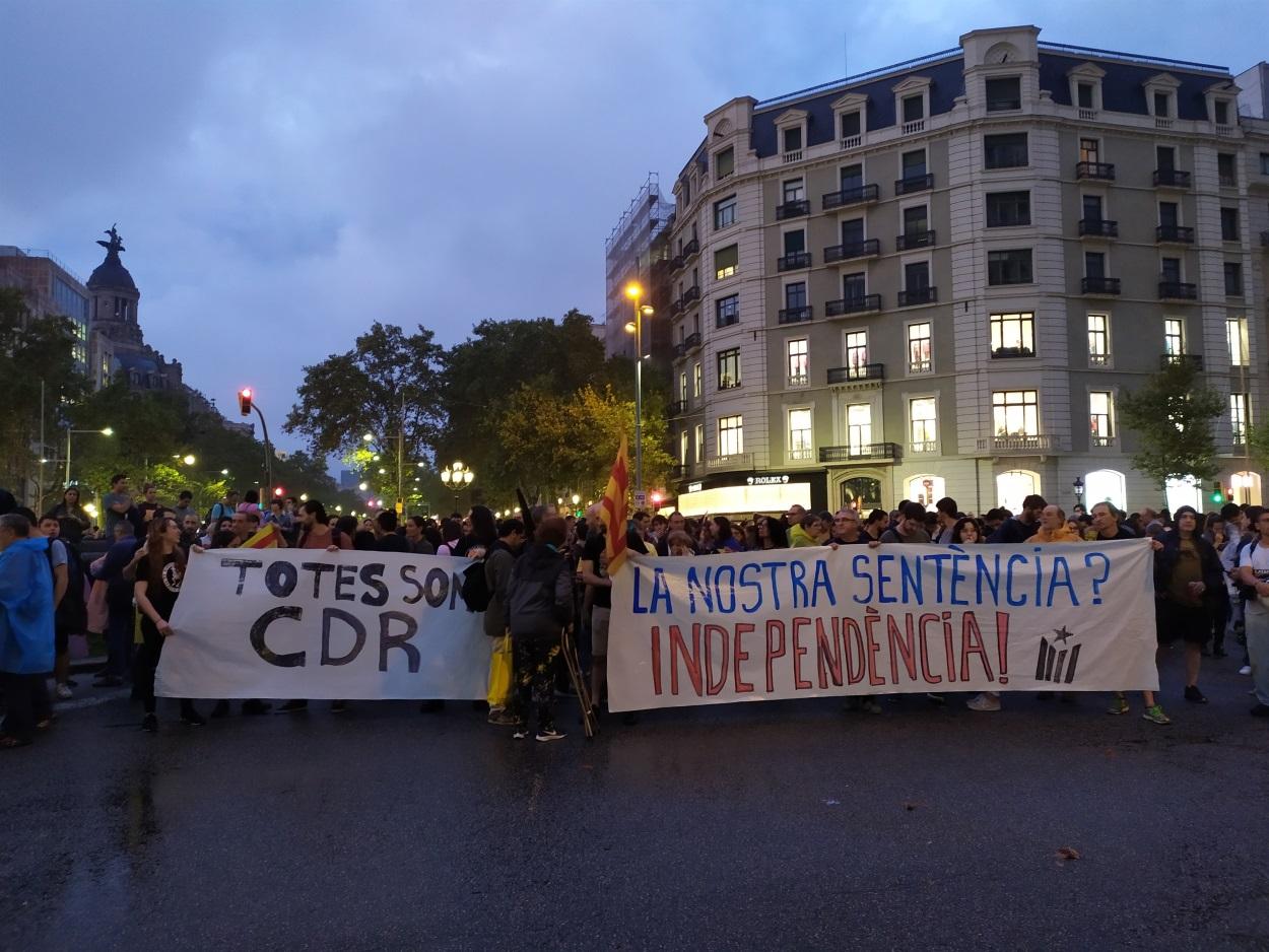 Centenares de personas se concentran en el paseo de Gràcia convocadas por los CDR