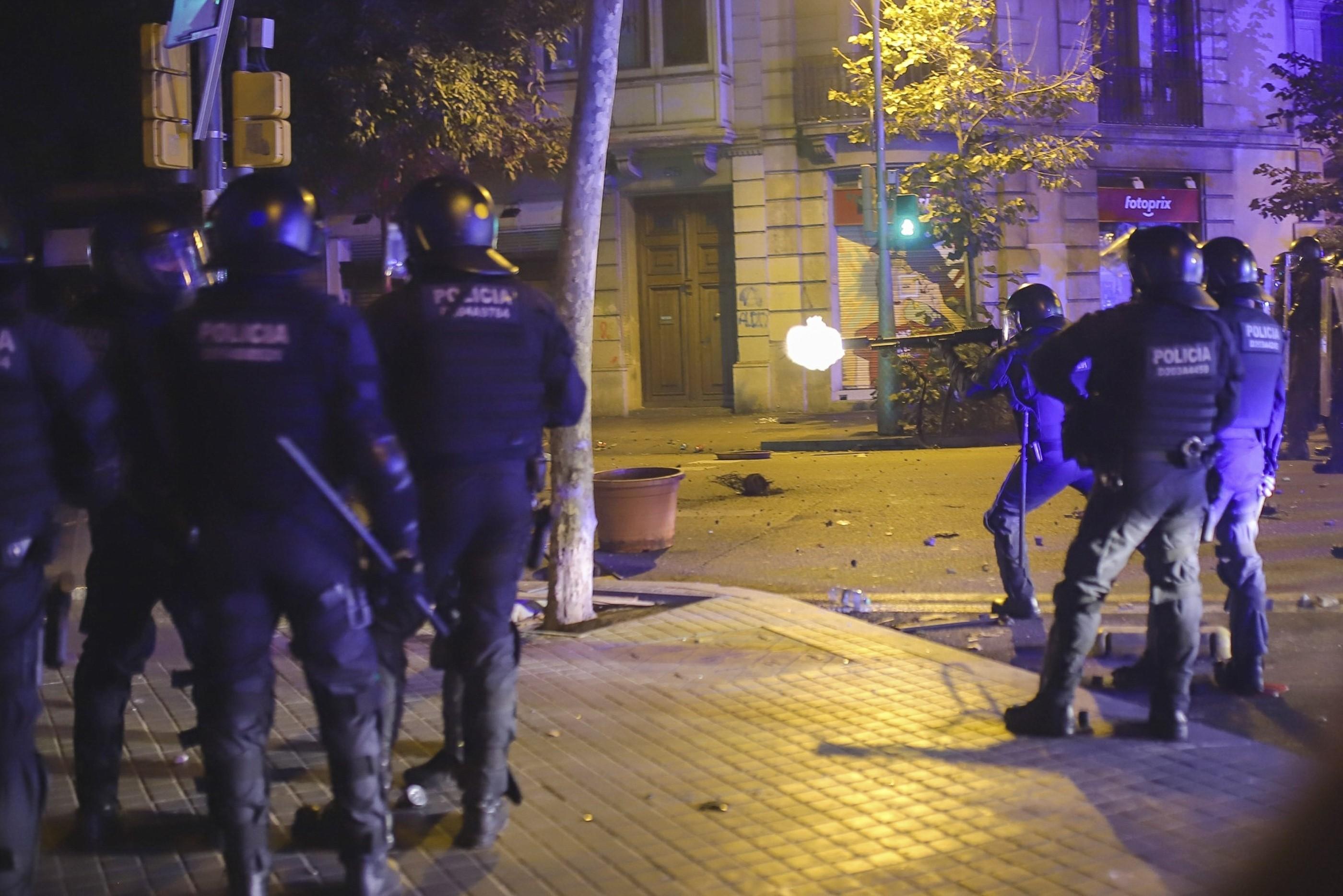 Barcelona Catalonia Spain Catalans protested violently for a 4th day after the harsh sentences imposed on Catalan independentist leader Tonight a fascist man armed with a knife