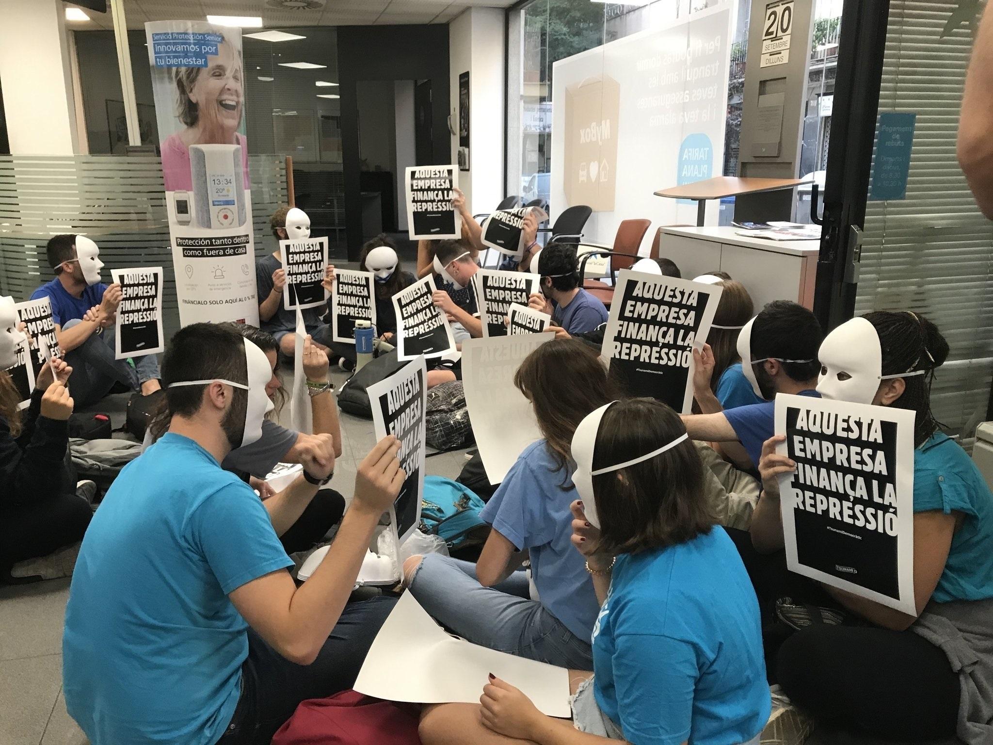Activistas de Tsunami Democràtic ocupan una oficina de CaixaBank