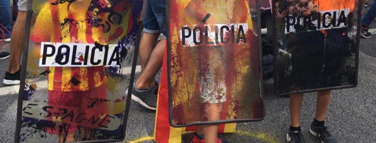 La foto de la polémica en Cataluña: niños con escudos de policías  manchados de sangre