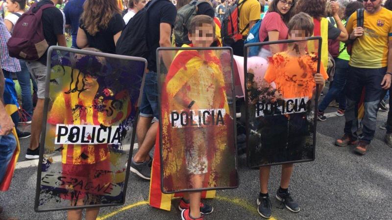 La foto de la polémica en Cataluña: niños con escudos de policías manchados de sangre