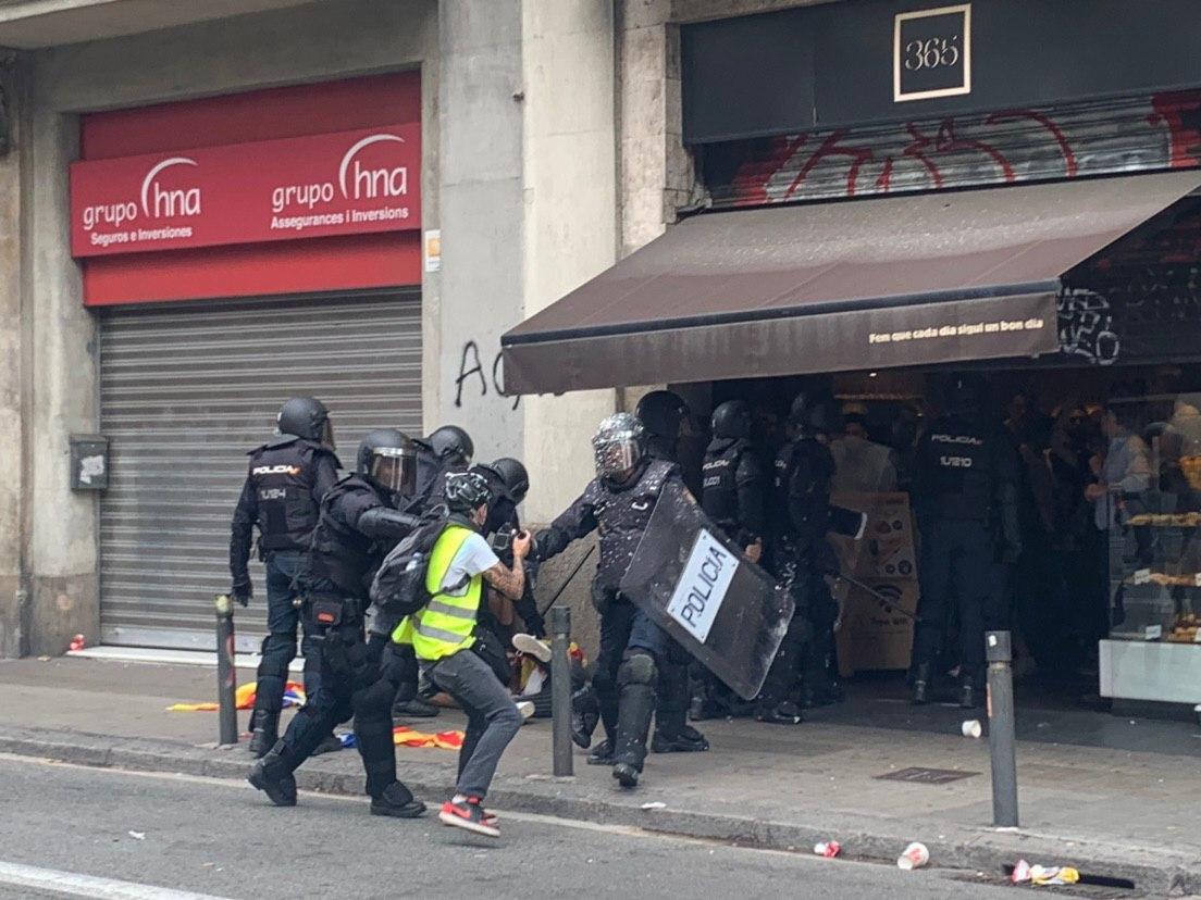 Los Mossos detienen a tres estudiantes por tirar huevos a la Jefatura Superior de Barcelona. Fuente: ElPlural.com