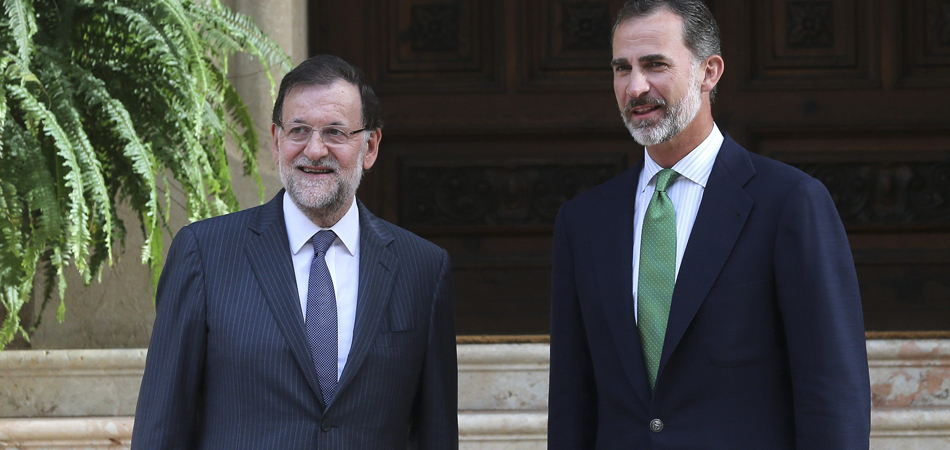 El rey Felipe VI (d) y el presidente del Gobierno, Mariano Rajoy (i), posan para los medios de comunicación en el Palacio de Marivent, en Palma de Mallorca