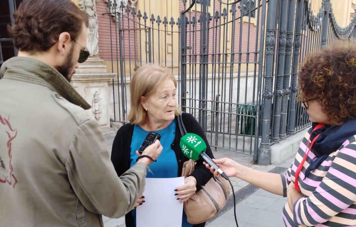 Purificación García Caparrós, a las puertas del Palacio de San Telmo para entregar la carta.