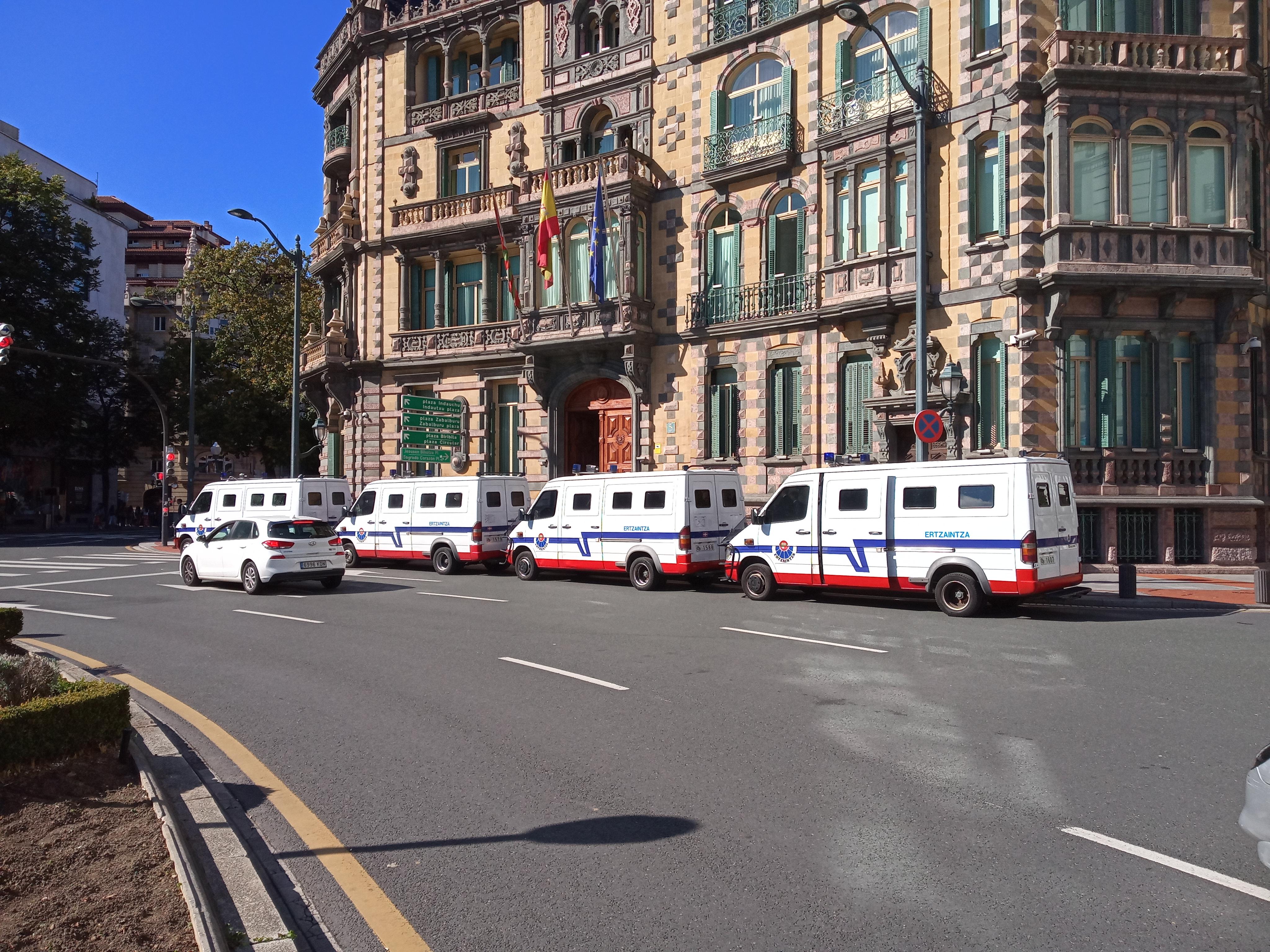 Furgonetas de la Ertzaintza protegen la Subdelegación del Gobierno en Bilbao tras una protesta por la sentencia del 'procés´ a 17 de octubre de 2019 