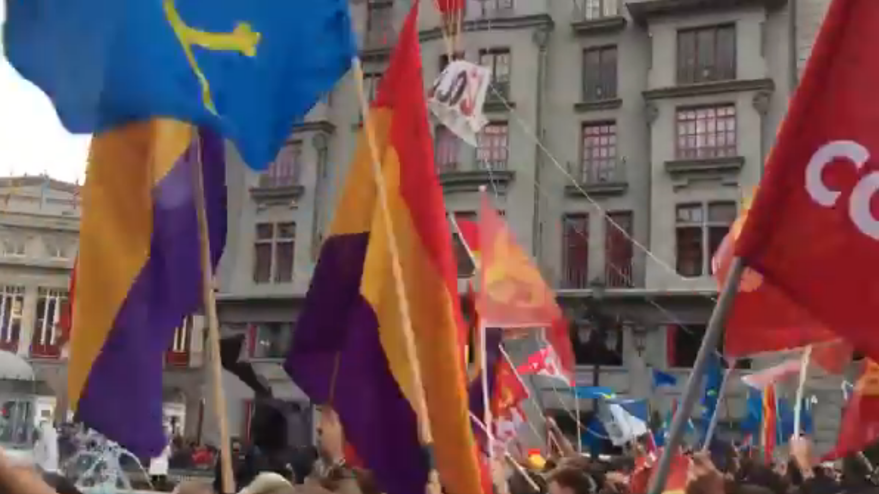 Manifestación contra la Monarquía a la llegada de la Familia Real a los Premios Princesa de Asturias. Twitter