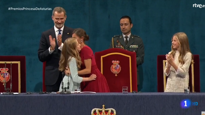 Letizia abraza a su hija al terminar el discurso