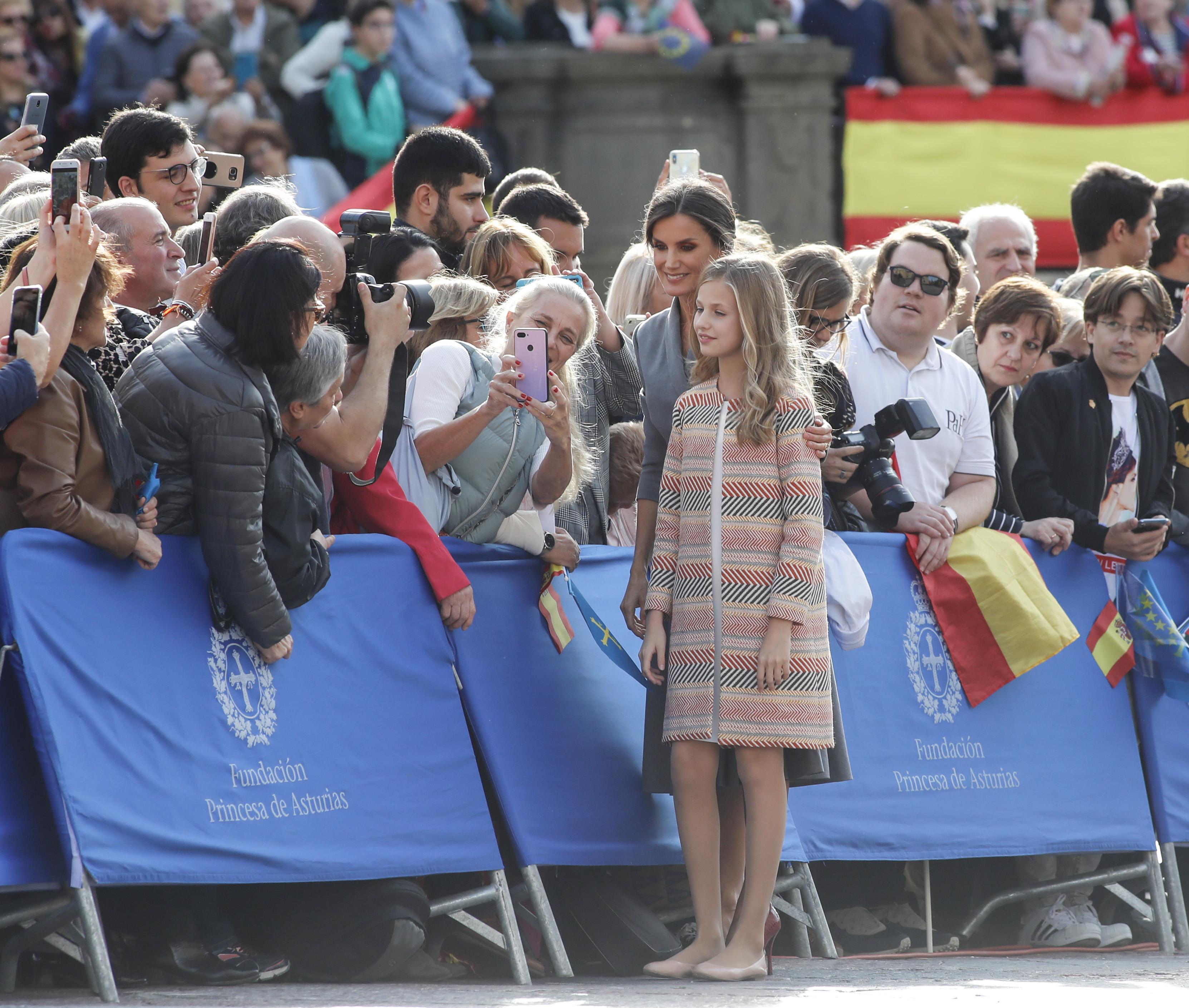  La princesa Leonor y la Reina Letizia se hacen una foto con una asistente a su llegada a la capital del Principado de Asturias (España) con motivo de la celebración de los Premios Princesa de As