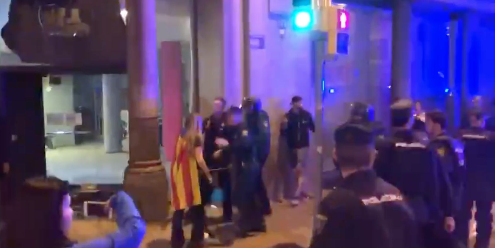 Policías agreden a una mujer: la denuncia de los independentistas. Twitter