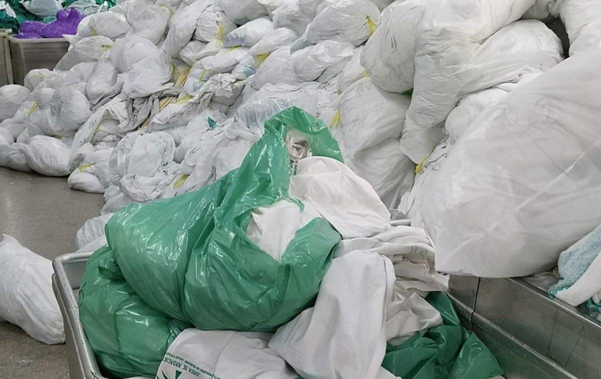 Imagen difundida por el sindicato CSIF de la ropa sucia acumulada en el Hospital Juan Ramón Jiménez.